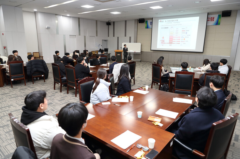 한국석유공사 2024년 동계 직무체험형 인턴들이 직무교육을 받고 있다.<br>