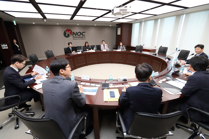 한국석유공사와 일본 JOGMEC 실무진들이 양국간 에너지 협력분야를 논의하고 있다.