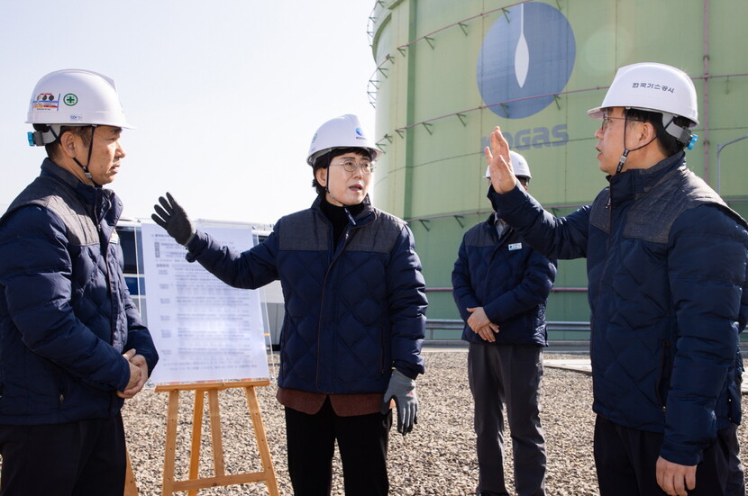 최연혜 사장(좌측 두번째)이 통영 LNG생산기지에 대한 안전점검을 하고 있다.<br>