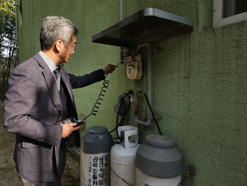 가스안전공사 장재원 경북동부지사장이 가스시설을 점검하고 있다.