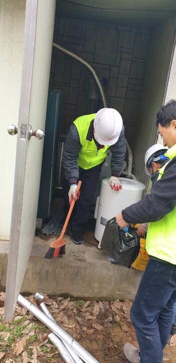 열관리시공협회 충북도회 회원들이 복지시설의 보일러를 점검하고 있다.