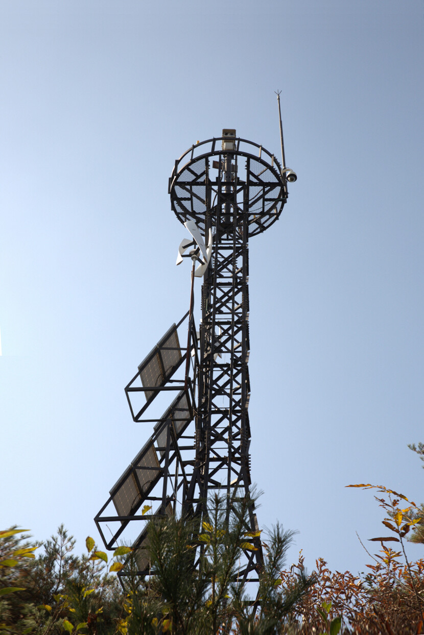창성에이스산업이 개발한 복합 영상기반 화재감시시스템이 화재감시탑 위에 설치되어 있다.