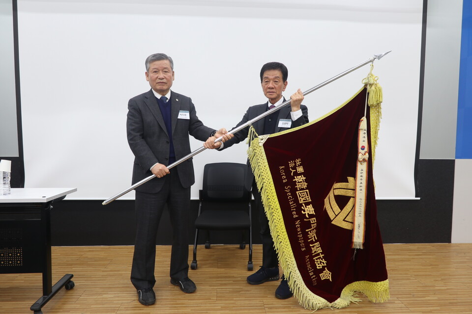 김광탁 신임 회장(오른쪽)이 박두환 전임 회장으로부터 회기를 전달받고 있다.