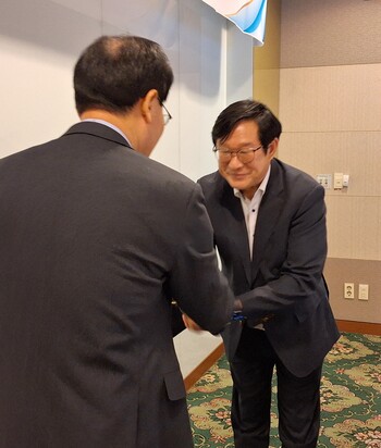 성백석 회장이 김진선 신임 기술위원장에게 위촉장을 수여하고 있다.