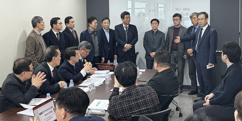 신임 김헌영 회장(우측)이 새로운 임원진을 소개하고 있다.