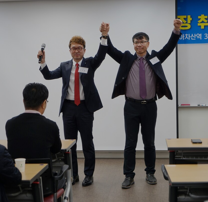이날 선거를 통해 제14대 집행부가 선출됐으며 회장에는 신동현 기술사(왼쪽), 부회장에는 이욱범 기술사가 각각 뽑혔다.