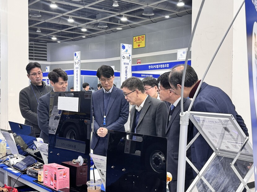 파이어독스 부스에서 박근범 대표(왼쪽 두번째)가 서울도시가스 박근원 대표(왼쪽 네번째)에게 계량기 원격검침기를 설명하고 있다.