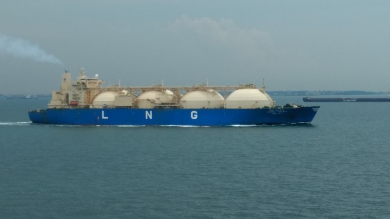바다 위를 항해하는 LNG 화물선