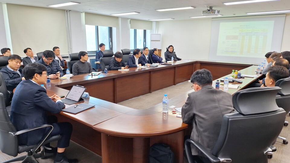 김진선 기술자문위원장이 참석자들로부터 고압용기 각인 및 재검사주기 등 다양한 의견을 듣고 있다.