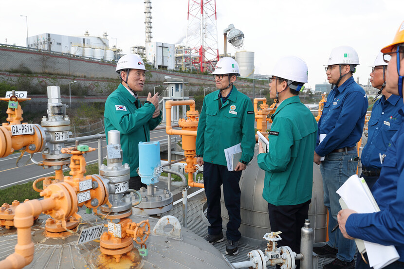 석유공사 김동섭(왼쪽 첫번째) 사장이 울산 석유비축기지에서 석유위기상황을 대비해 비축유 방출태세 및 시설안전 점검을 하고 있다.<br>