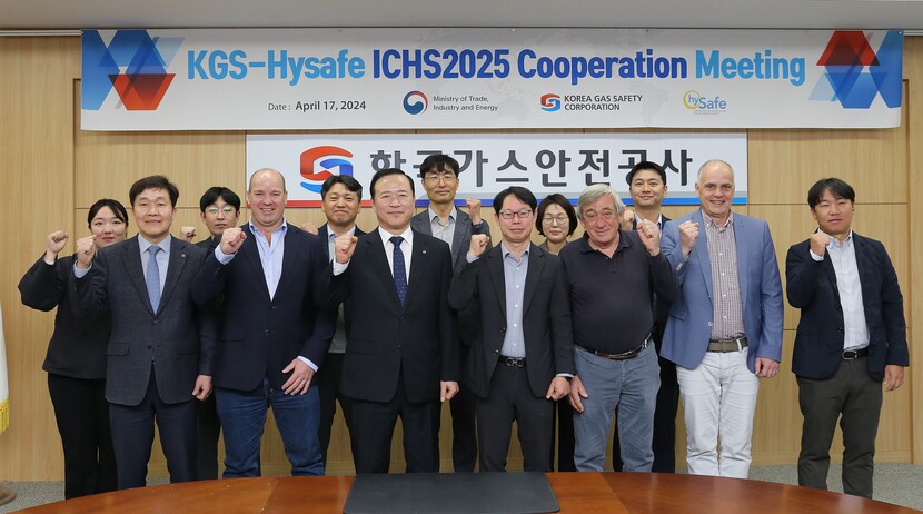 가스안전공사 박경국 사장(앞줄 왼쪽 3번째) 등 참석자들이 ICHS 2025의 성공적 개최를 다짐하는 파이팅을 하고 있다.