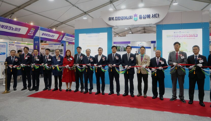 수소와 이차전지 관련기업, 교육기관 등이 참여한 전시관 앞에서 개막식이 열리고 있다.