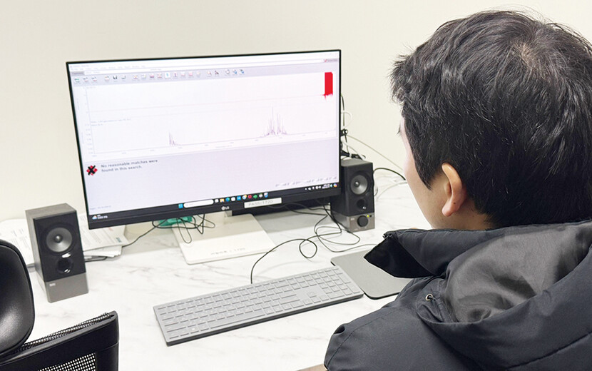 비정상용기에 잔류한 성분 미상의 가스를 분석하고 있다.