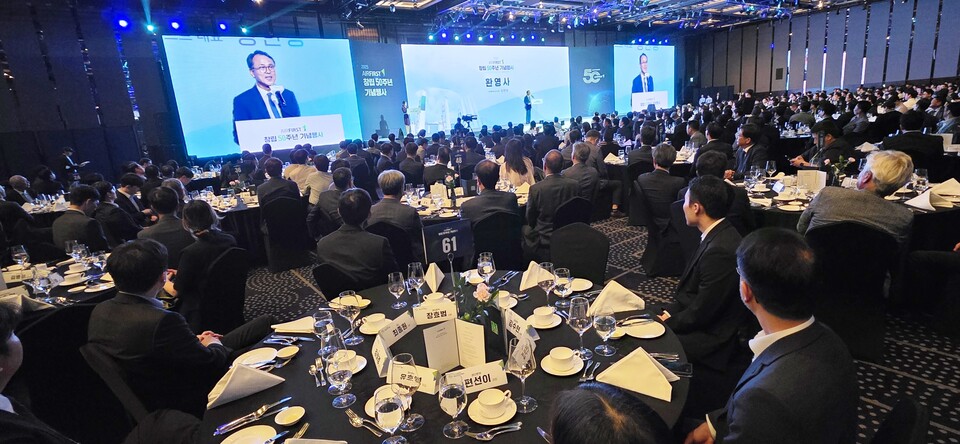 양한용 에어퍼스트 대표가 창립 50주년 기념식에서 첨단기술 융합을 통해 신규 시장 진출에 역점을 두고 성장할 것을 환영사로 강조하고 있다.
