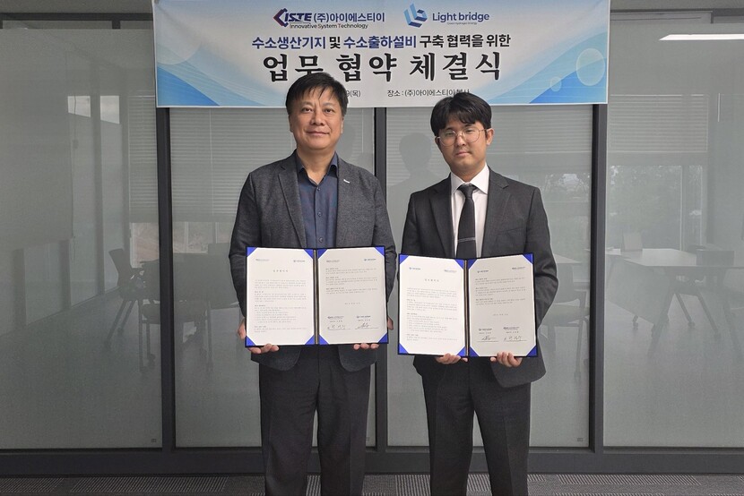 Phó chủ tịch IST Park Sung-soo (trái) và Tổng giám đốc điều hành Lightbridge Kim Jong-hoon đang chụp ảnh kỷ niệm sau khi ký kết thỏa thuận kinh doanh.<br>