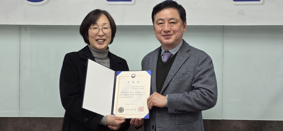 약의 날 식약처장 표창을 받은 의료용가스 정선희 GMP분과위원장(왼쪽)이 장세훈 의료용가스협회 회장과 기념촬영을 하고 있다.